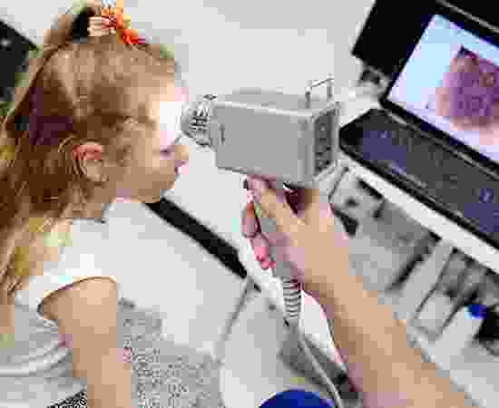 blog-detail-2 A child is being examined by an optometrist.