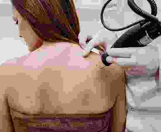 blog-detail-7 A woman getting her back shaved off